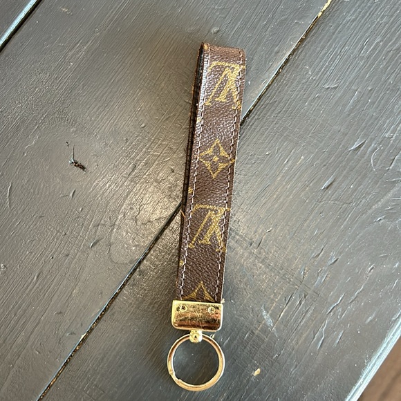 LV key Fob - Picture 2 of 7